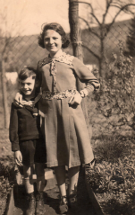 Veronika Irmgard mit ihrem Bruder Günter in Hetzerath 239