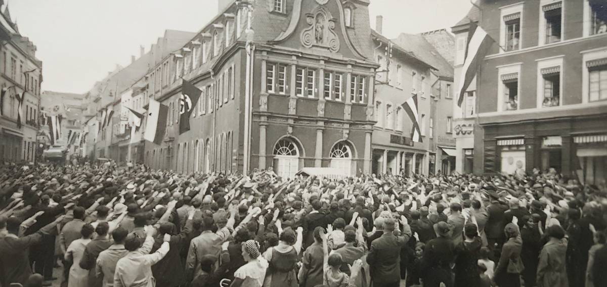 10 Marktplatz Wil Hitlergruß 1200