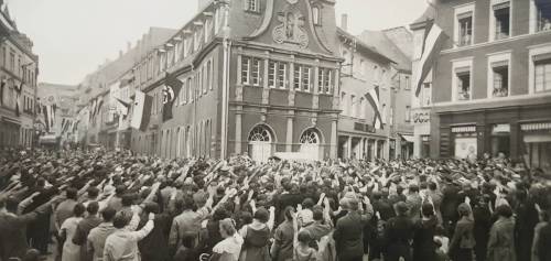 Der Wittlicher Marktplatz bei einer NS-Feier 10 Marktplatz Wil Hitlergruß 500