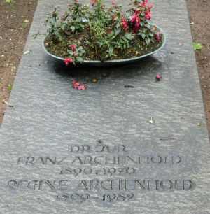 Das Grab von Dr. Franz und Regine Archenhold auf dem Hauptfriedhof in Wittlich Archenholdgrab Friedhof Burgstraße Wittlich AS 300