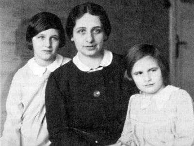 Hertha mit den Töchtern Marion und Inge,Foto:Franz-Josef Schmit Hertha Feiner Toechter FJS 400