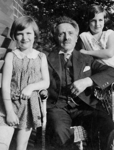 Joseph Feiner mit seinen Enkelinnen Josef Feiner Enkelkindern 400 FJS