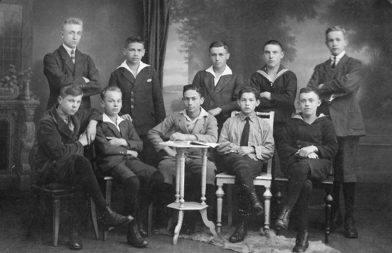 Die Abschlussklaase der höheren Stadtschule Wittlich, Ostern 1924, Otto Kann, 2 v.l. sitzend Abgangsklasse hoehere Stadtschule wittlich Kann O 1924 800